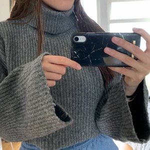 Zara tröja  - zara cropped tröja med ’bell’ ärmar. helt ny, har bara använt fåtal gånger! 