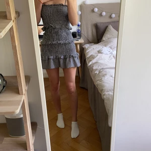 bershska klänning  - Super gullig sommar klänning från bershska. Verkligen super fin men är lite för kort på mig som är 170. Köpt den på plick men inte använt den sen dess så är i väldigt bra skick. Skriv för fler bilder eller beskrivningar. 