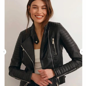 Skinnjacka  - Knappt använd då den är för liten. Storlek 40 men är som en storlek S. Är från chiquelle 