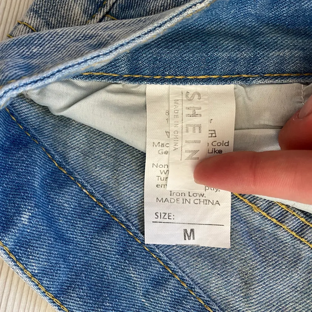 Jeansshorts med slitningar i storlek M från shein. Skulle dock säga att dom är mer som en S då dom är små i storleken. Köpta inför förra sommaren men kom aldrig till användning. Köparen står för frakten💫🌺. Shorts.