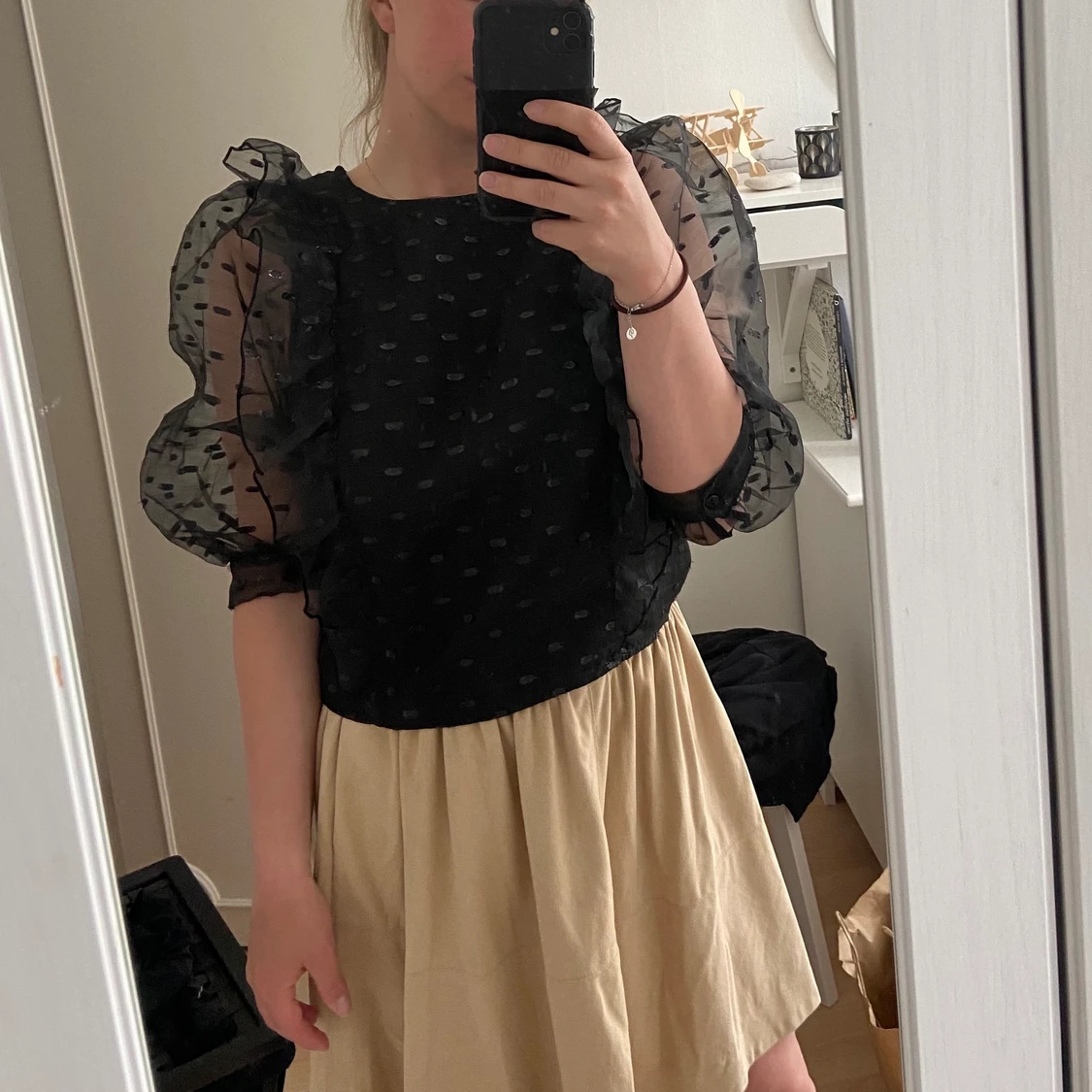 Halvtransperent prickig blus