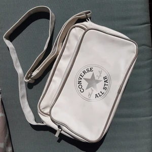 Converse väska - Äkta vara som jag köpte för några år sedan. Använd ett fåtal gånger. Massa fack har den på både in och utsida och axelbandet är reglerbart🤍 FRAKTEN INGÅR I PRISET!!