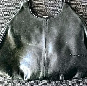 Skinnväska Marc o polo - Grå väska i finaste kalvskinn. Mått 25*17 cm. Avtagbart axelband. Den är i toppskick , inga slitningar eller märken. Många fack inuti. 