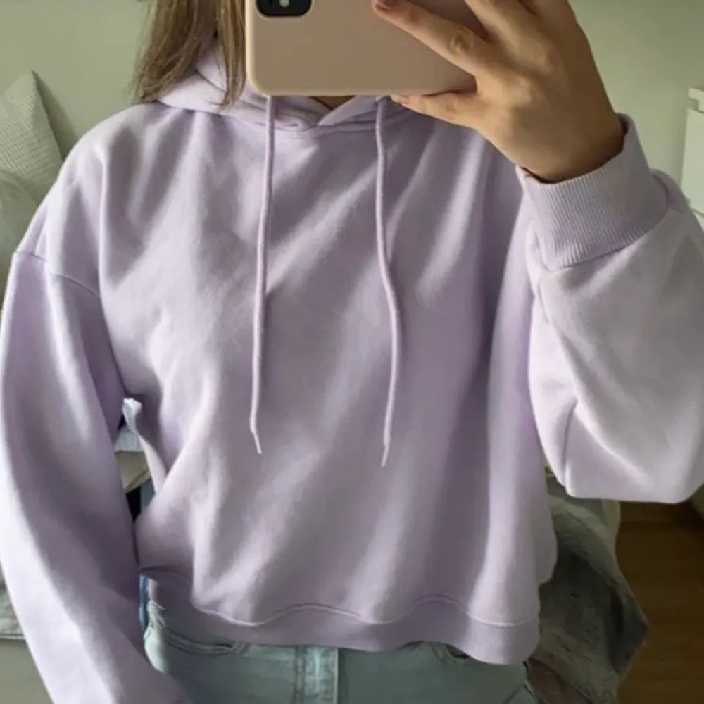 En helt vanlig lila hoodie som är änvänd fåtal gånger och i nästan helt nytt skick. Lite tjockare för den har mjukt material på insidan.⚡️ 50kr + frakt . Hoodies.