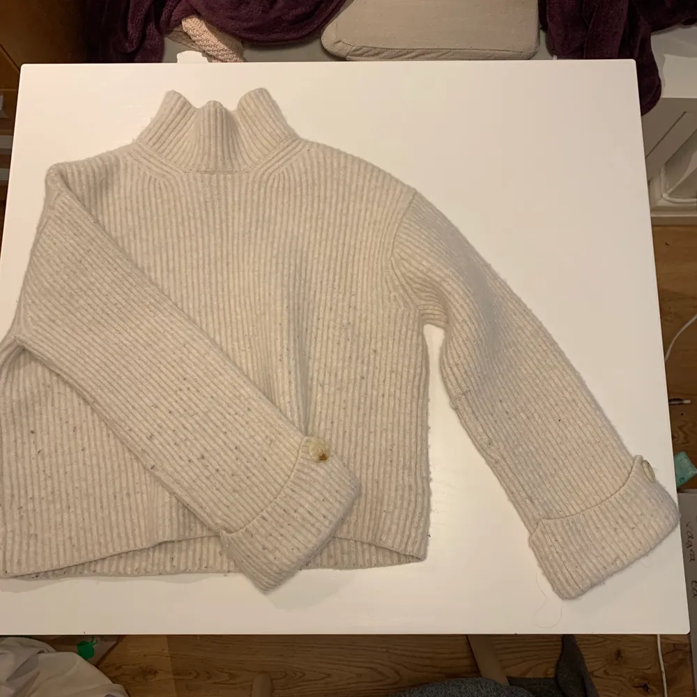Säljer min fina tjocktröja från h&m. Är i bra skick. . Neuleet.