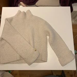 Tjocktröja H&M storlek S - Säljer min fina tjocktröja från h&m. Är i bra skick. 
