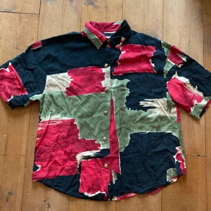 luftig skjorta - jag säljer min jättebekväma skjorta då jag inte längre använder den. den är väldigt tunn i tyget och passar perfekt till sommaren! 🍄 den passar kanske S/M och möjligtvis L beroende på hur man vill att den ska sitta. skicka ett meddelande vid intresse eller om du vill se fler bilder/har frågor om något!☀️