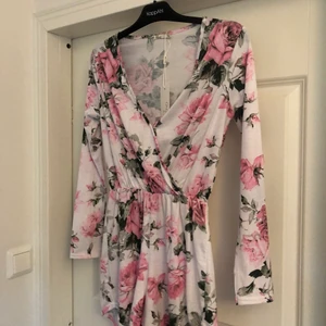 Storlek S - Säljer denna fina söta jumpsuit som ser ut som en klänning, perfekt till sommaren. Den är köpt på Nelly och är helt oanvänd med lapparna kvar och jag säljer då den tyvärr inte passar mig. Hör av er i DM, pris kan diskuteras😊
