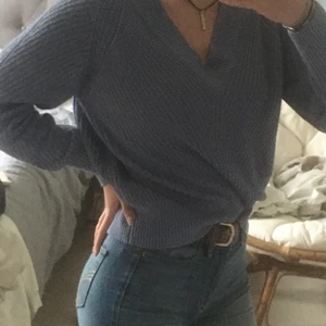 Stickad Tröja  - Jättefin stickad blå tröja från Lindex, sitter sjukt fint och i super skick! Sista bilden visar färgen bäst💕 Pris går att diskutera!!