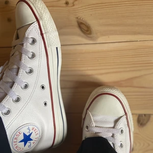 Vita leather converse - Rena och hela converse som är använda ett fåtal gånger. De är i storlek 37-38. Om du är intresserad lämna ett bud! ⚡️BUD ÄR BINDANDE⚡️ Kolla gärna in min profil, säljer massa fina kläder 🤍