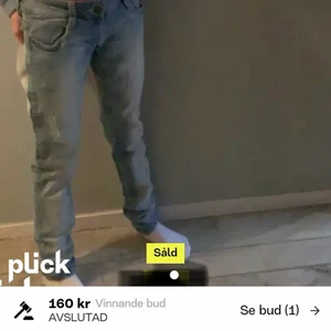 lågmidjade mangojeans - säljer dessa assnygga lågmidjade jeans från mango, jag köpte dom här på Plick och bilderna är från förra ägaren💞 jätte trendiga o älskar dom men jag har tyvärr för många liknande