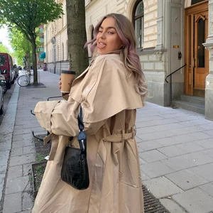 dannyXnakd - Den mycket populära volume trenchcoaten från nakd, helt ny och limited edition! Aldrig använd med prislapp kvar. Lånade bilder 