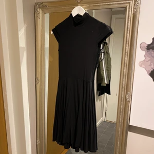 Snygg cocktailklänning - Fin klänning med liten polo-krage. Går till knäna på mig, jag är 170 cm.  Hämtas hos mig på Kungsholmen eller skickas för 45 kr 💌