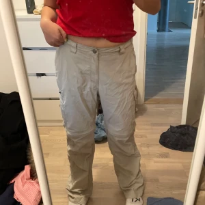 Byxor - Byxor köpta på secondhand, tyvärr för stora för mig:)