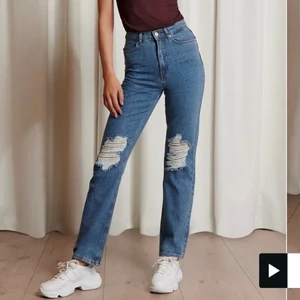 Emma Ellingsen x NAKD Jeans - Sliten Denim Med Raka Ben Emma Ellingsen x NA-KD ,Blå. Använda fåtal gånger. Ordinarie pris 499kr 