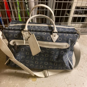 Väska /Bag - Snygg Guess Bag med många fack och väldigt annorlunda design . Fler bilder kan skickas .. exakta mått 