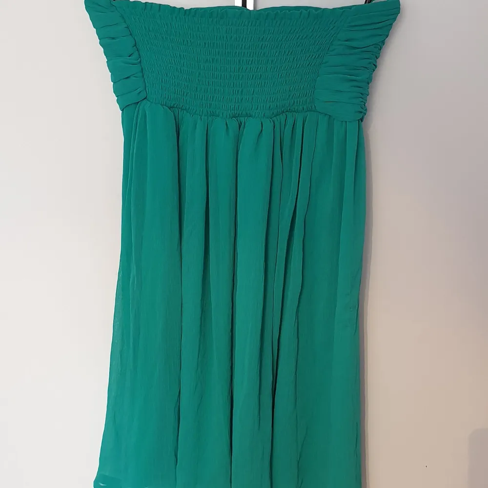 Mörkgrön -mintgrön- klänning💚 Elastiskt band över bysten och ryggen. 65 cm lång. Polyester.. Klänningar.