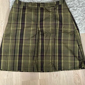 Kjol - Jätte gullig kjol köpt på secondhand, fint till sommaren men tyvärr är den för stor.