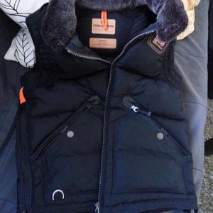 Parajumper Kobuk Väst - En parajumper kobuk väst använd ett par gånger men i väldigt gott skick