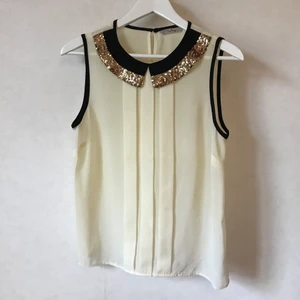 Vitt linne med glittrig krage, XS-S - Helt underbart skirt vitt linne med paljetter på kragen och liten knapp i nacken. Perfekt både för sommarens festligheter och andra högtider! Uppskattar XS-S.  Kan mötas i Stockholm eller skicka mot fraktkostnad! ✨🌸✨