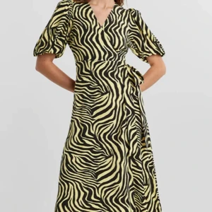 SUPER FIN KLÄNNING  - Hur cool klänning??💞 250kr!!  Super fin nu till sommaren och svin skön!!!🕺🏾🕺🏾🕺🏾💞🥰🥰🥳🥂