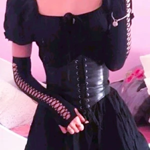 Arm accessoarer  - Svarta arm accessoarer, typ handskar? Köparen står för frakten (12kr). 