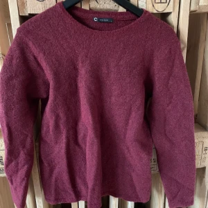 Ylle Tröja - varm och mysig ylletröja i fin vinröd färg 
