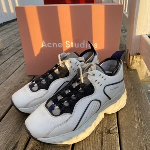 Acne Studios Manhattan/Rockaway-Sneakers  - Säljer nu ett par av mina älskade skor! Sparsamt använda Acne Studios modell Manhattan/Rockaway-Sneakers vit/blå (unisex). Size EU38 fits 39. Jag själv har storlek 39 på alla mina andra skor men dessa är stora i storleken, 38 passade mig perfekt när jag provade dessa i butiken innan köp. 