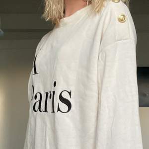 Denna fina tröjan där det står À Paris 