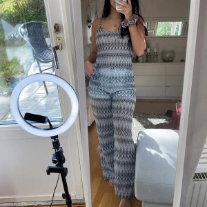 jumpsuit  - den är ihålig men man ser ändå inte igenom så mycket, tex brösten syns ej igenom. jätte tunn, kallt och enkelt plagg att bära under sommaren😍 vitt tyg som är insydd som shorts under. man kan spänna banden. kan fraktas 