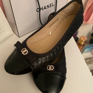 Ballerina skor - Säljer dessa ballerina skor som tyvärr är för stora för mig. Dom är lite chanel inspirerande och jättebekväma!