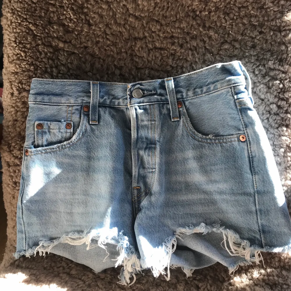 Säljer dessa blå jeansshorts i modellen 501 från Levis. De är storlek W23, säljs pga att jag gått upp i storlek. De är använda fåtal gånger. Köpta för 500kr. Startbud 200kr. Shorts.