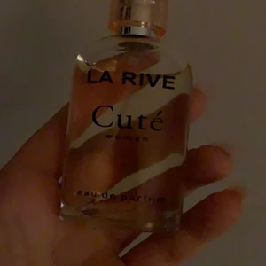 Parfym - säljer denna parfym då den inte alls kommer till användning. frakt tillkommer. 