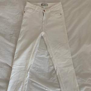 Vita jeans från GinaTricot, storlek S, använda en gång, säljer pågrund av att jag inte använder dom.
