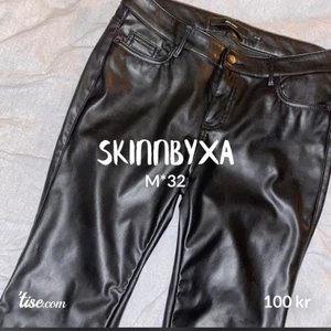Skinnbyxor - I princip helt nya, använda 1 gång. De är från vero Moda. Dom är lågmidjade vilket jag inte är bekväm i, också därför jag säljer. Dom ser plastiga och skrynkliga ut på bild vilket dom inte är i verkligheten. Frakt tillkommer!