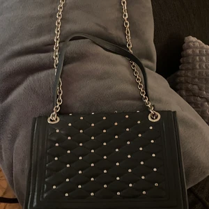 Väska  - Säljer denna super fina axelväska ifrån Zara. Helt slutsåld!Säljer för 300kr (pris kan diskuteras)