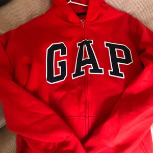 Gap - Säljer super fin GAP zip-hoodie. Aldrig tvättad och använt bara 1 gång. Super fin och stor luva. I barn storlek så är det XXL men i dam så skulle jag säga att den passar XS-M. Skriv endast vid seriöst bud💗 ‼️HÖGSTA BUD 280+frakt. KÖP DIREKT FÖR 350+frakt