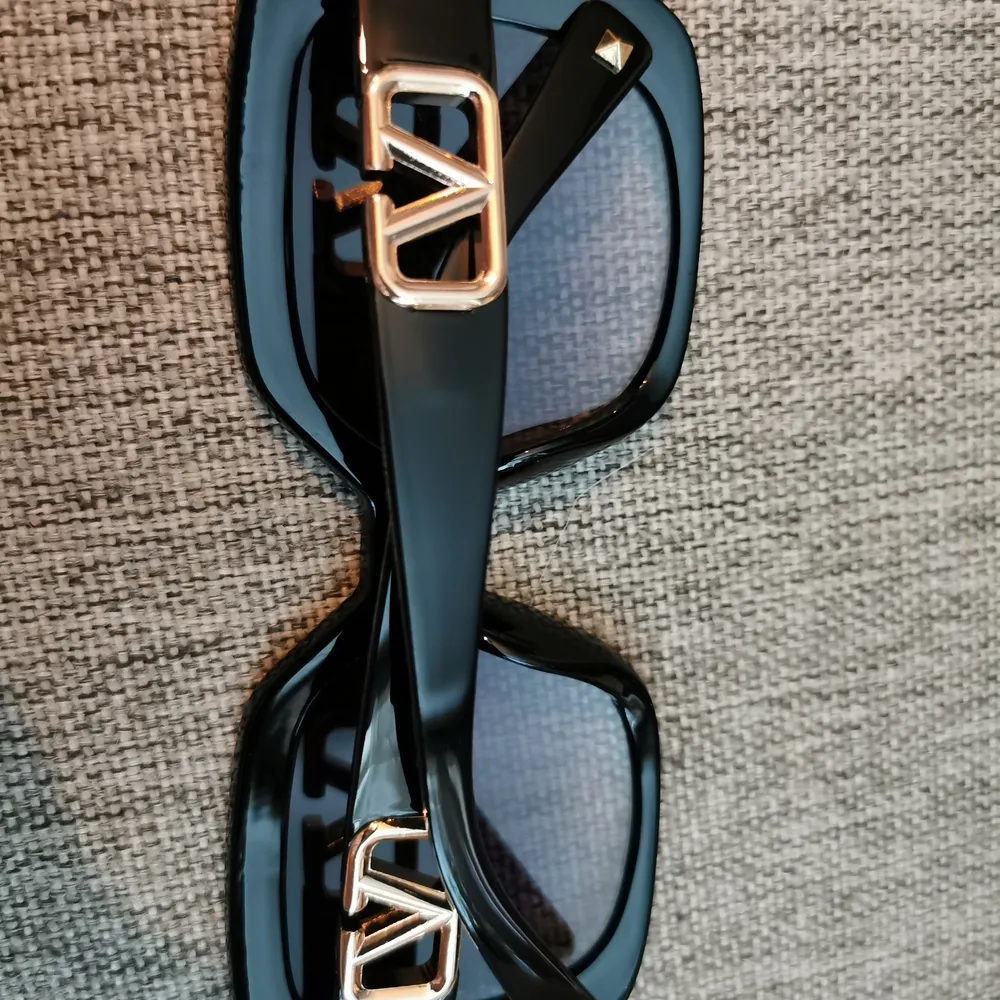Jätte fina Valentino inspirerade solglasögon. Med detaljer. Uvskydd 400.  Riktigt snygga och i super fin kvalité. . Accessoarer.