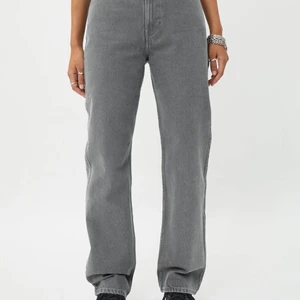 gråa weekday jeans rowe - säljer mina gråa weekday jeans i modellen rowe som är helt slutsålda på hemsidan! dem är aldrig använda, endast testade nypris va 500💓hör av dig om du är intresserad. köpare står för frakt men priset kan diskuteras! 