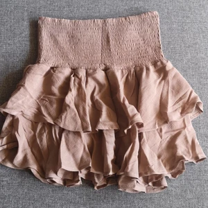 Rosa Kjol 💞 - Nyskick endast testad, kommer från Shein storlek 36/S. Brukar ha storlek 34. Den är rosa/brun (i bilderna med plagget på är det dock lite sämre ljus). Du står själv för frakten.                                    Ansvarar inte för postens slarv, ingen retunering. :) 