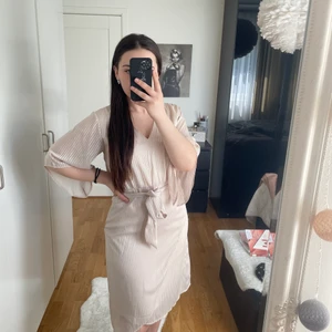 Beige klänning - Använd på en väns bal en gång så väldigt fint skick Storlek S