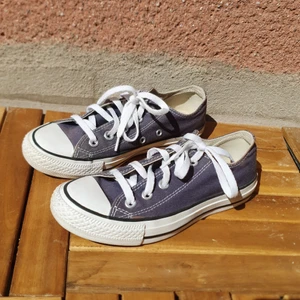 Converse marinblå - Superfina låga marinblå converse i storlek 36,5. Använda men i mycket bra skick. Köparen betalar frakten, 66 kr.