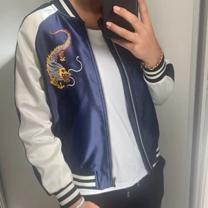 Bomberjacka - Trendig bomberjacka med broderier som är perfekt nu till sommaren. Storleken är 168 i barn storleken men sitter som en XS. Om många är intresserade startas det budgivning