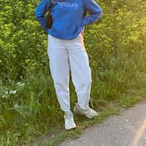 Vita byxor🤍 - Fina byxor från h&m köpta förra sommaren, fint skick och inga fläckar. Modellen balloon. Passar bra på mig som är ungefär storlek 40 och 170cm lång men passar även andra storlekar beroende på hur man vill att dem ska sitta. Skriv för mer bilder☺️