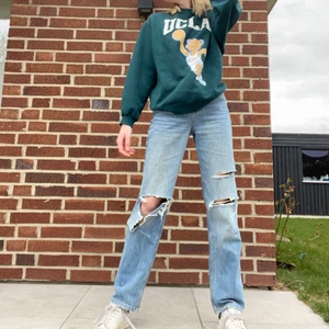 Håliga jeans  - Säljer ett par jeans i bra skick. Storlek S (jag är 172cm lång och de sitter bra på mig). Köpare står för frakt💕