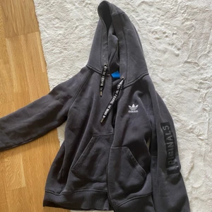 Tjocktröja Adidas - Tröja från adidas säljes, storlek S