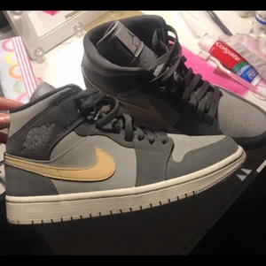 Jordan 1  - Jätte fina air Jordan 1 mid. Nästan aldrig använda. 