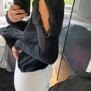 Topp - Långärmad tröja från zara, köpt för flera år sedan. Det är storlek L men beror lite på hur man vill att den ska sitta. Jag är vanligtvis en S!