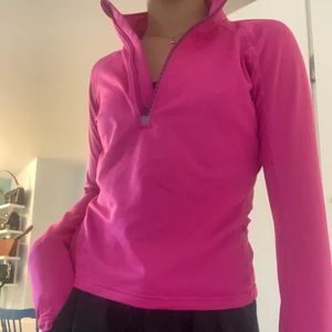 Träningströja - Rosa träningströja från Soc i superfint skick! Säljer för att den blivit aningen för liten för mig. (Pris kan diskuteras) Skicla meddelande vid frågor/intresse💖