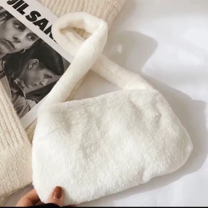 Fluffig somrig väska  - Säljer denna så gulliga mjuka och fluffiga väska! Budgivning vid många intresserade 